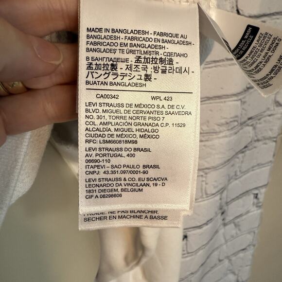 Levis Women’s White Cropped Logo Sweatshirt Size Medium EUC - Picture 6 of 7